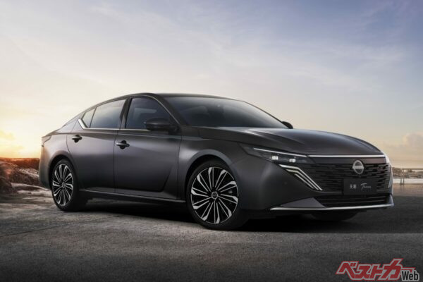 存在感ばっちり。高級セダンの風格、内燃機関という伝統も抱え、それでありながら内装は先進的