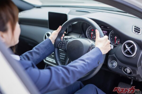 正しい運転姿勢になるように各部を調整。エアコンやハザードなどスイッチ類の位置も確認しておく（buritora＠AdobeStock）