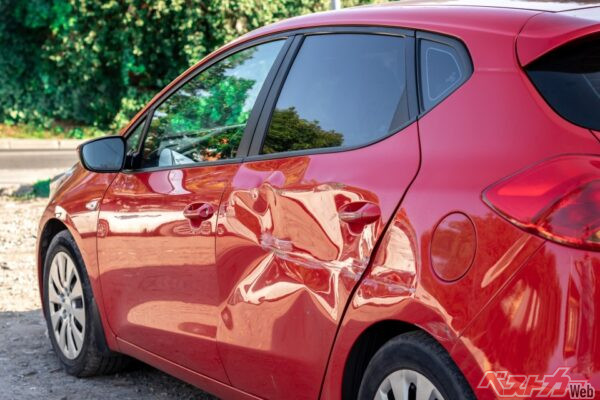 カーシェアは手軽で便利な反面、前の利用者が事故を起こし、修理完了まで利用できないということも起こる（Mikhail＠AdobeStock）