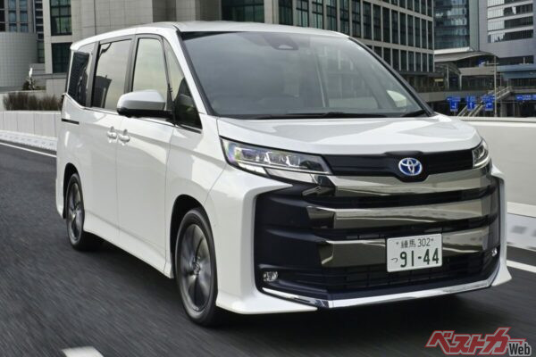 こちらはS-Zグレード。言われないと気付かないこともあるが、ノアはグレードを比べてみると顔が若干違うのだ