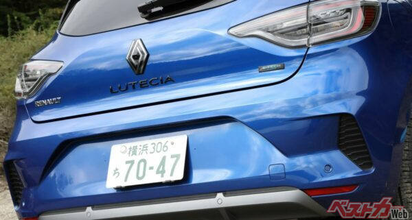 　テールランプはホワイトアウトされ、ルーテシア&E-TECHフルハイブリッドのエンブレムはブラックに。可能ならルノーエンブレムも黒にしたい気も