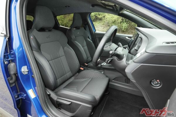 ご覧の通りサイドサポートがしっかりしており、身体を包み込んでくれるイメージ。改めてシートの大切さを痛感するデキ