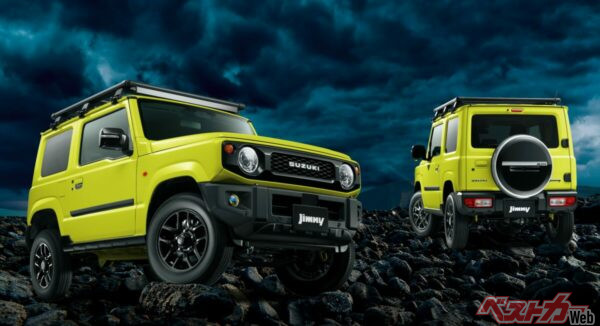 マットブラックのホイールにブラックグリル、ハードタイプのスペアタイヤカバーが装着されているジムニー純正アクセサリー装着車