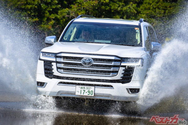 トヨタ ランドクルーザー300。最も安全性や信頼性が高いクルマを選ぶとコレになる。悪路でも安心。死にません