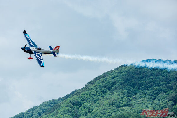 スマホやタブレットの画面内で飛ぶ姿もいいが、頭上の空を爆音を響かせながら飛ぶ姿は壮観だ