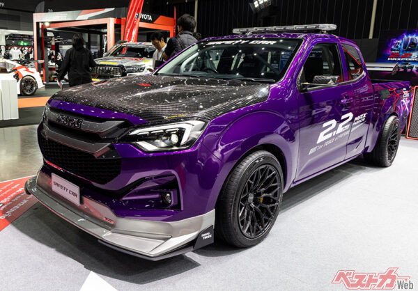 いすゞ D-MAXをベースにカスタムしたセーフティカー。JDMカスタムはいまや世界的潮流なのだ