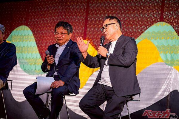 ダイハツ工業の副社長、星加宏昌氏（左）と盛り上がるダイハツの豊田章男会長