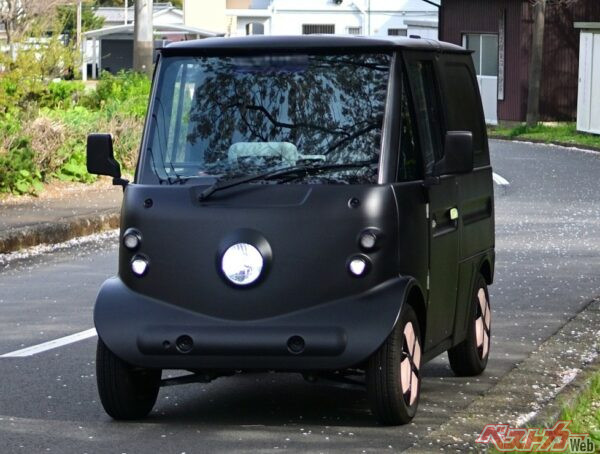 4個のバッテリーが交換式というのもポイント。軽バンの半分のサイズで航続距離は最大100km