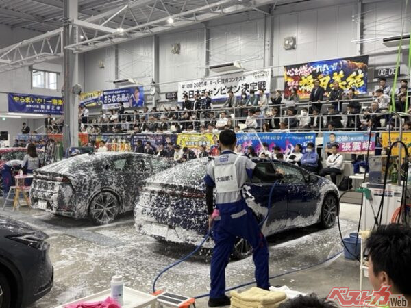 応援席と横断幕に囲まれスポーツイベントのような熱気に包まれる