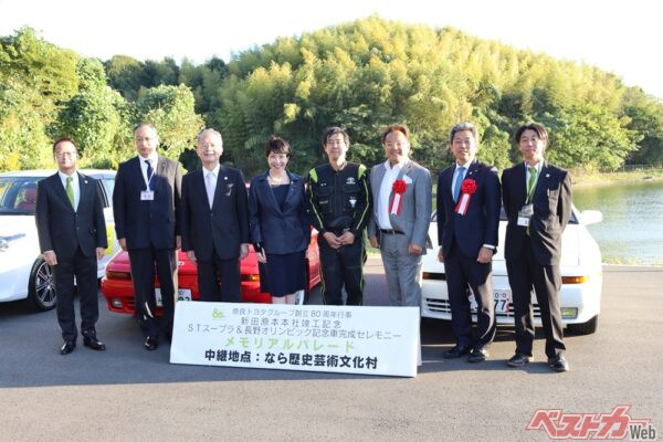 スープラのレストア完成セレモニーが行われた。右から3番目がモータージャーナリストの西川淳氏