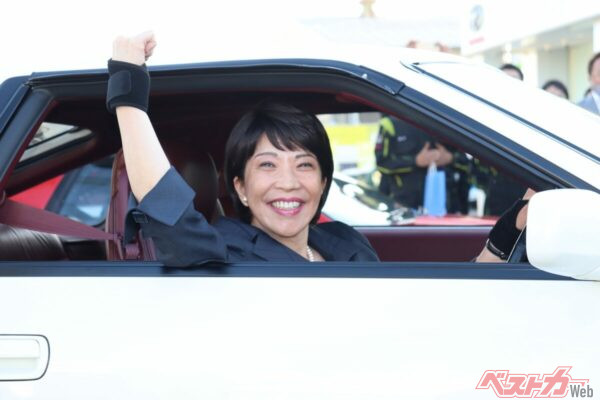 レストアされたA70スープラのハンドルを自ら握ってパレード