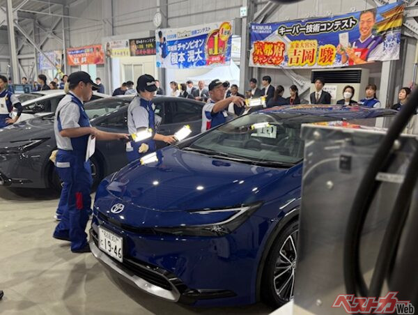 採点者の厳しいチェックの目が光る