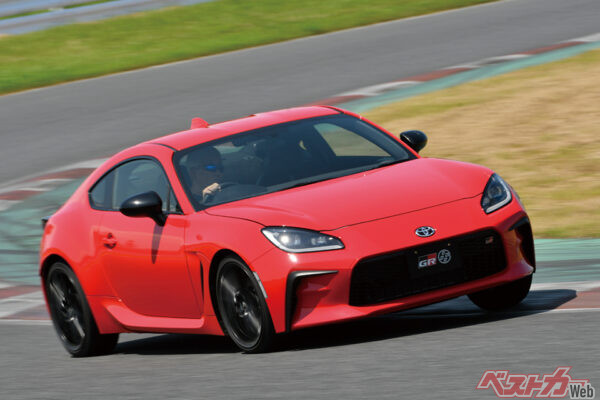 スバルと共同開発により2012年に復活。現行は2021年に登場し、86からGR86に変更。水平対向4気筒は2Lから2.4Lに拡大