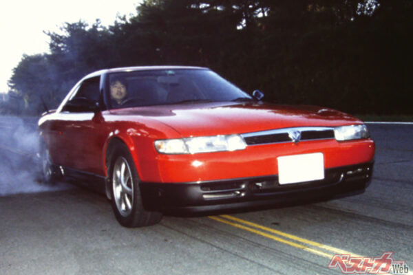 こちらはユーノスコスモ。どの代もデザインが個性的だった