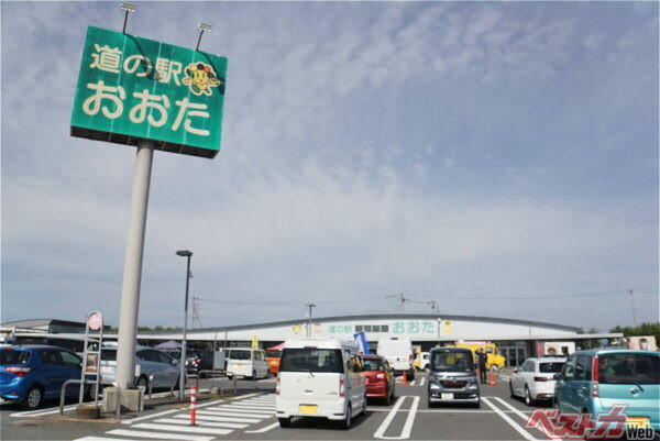 試乗の拠点となった「道の駅おおた」。スバル360も展示されている