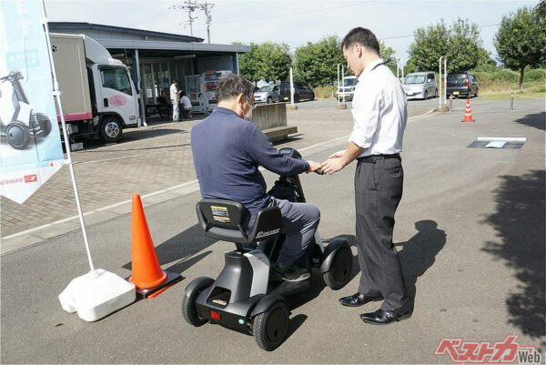 ダイハツはロッキーHEVに加えてシニアカー「eスニーカー」を試乗展示した