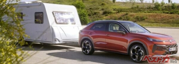 新型T-Rocの走行イメージ。先進性だけでなく、SUVとしての実力も十分だ