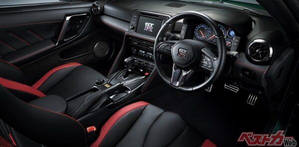 2025モデルのインテリア。シートやインテリアは、デビュー初期とは大きく変わっており、内装の質感や操作性も改善されている