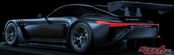 レーシング仕様の大型リアウイングを装着。横一文字のテールランプは昨今のトヨタやレクサスで使われているのと同じ意匠だ