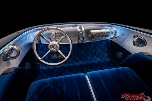 クラシカルかつエレガンス。ダッシュボードは浮遊ガラス構造！