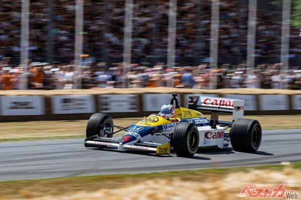 ウィリアムズ・ホンダ FW11によるエンジン始動パフォーマンスも行われる