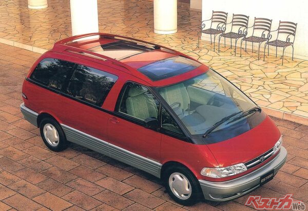 多様なライフスタイルをもたらすモビリティに展示される初代エスティマ