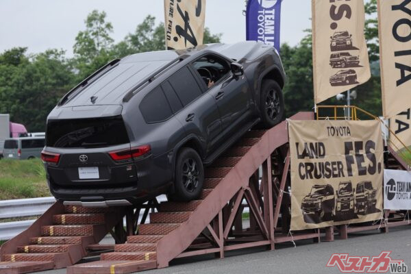 SUVたちによる悪路走破パフォーマンス