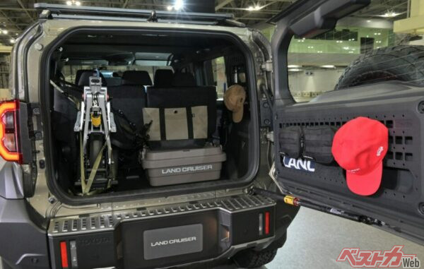 折りたたんだランドホッパーが搭載されている。トートバックやBOX類もいいね