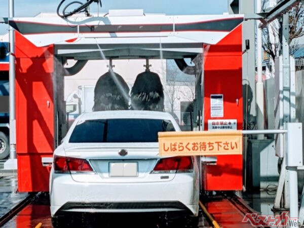 クルマの外装はどうしても汚れていくもの。お客様が洗車機に入れる必要はありませんが、キレイに利用しようという心がけは大事
