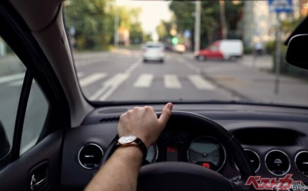 横断歩道の手前では、歩行者がいないことが明らかな場合を除いては徐行をし、歩行者が渡ろうとしていたら、一時停止をして「お先にどうぞ」と道を譲ろう（PHOTO：Adobe Stock_Sergey Ryzhov）