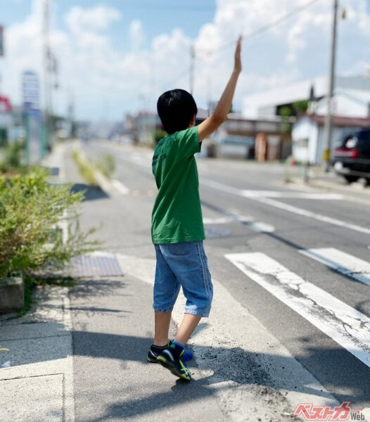 長野県では、横断歩道で止まってくれたドライバーに、子どもがお辞儀をして「ありがとう」を伝える習慣が定着している（PHOTO：写真AC_2venus2）