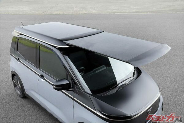 駐車時に太陽電池パネルを前に延ばして受光面積を拡大する。運転席の日除けにもなる