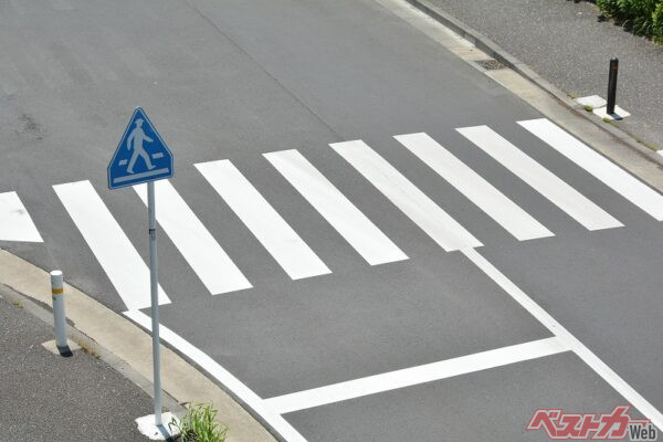 信号のない横断歩道で歩行者が渡ろうとしているときのクルマの一時停止率は、2024年は53.0％。2023年は45.1％だったので、7.9ポイントも上昇しているが、依然約半数のクルマが一時停止をしていない（PHOTO：Adobe Stock_和久 澤田）