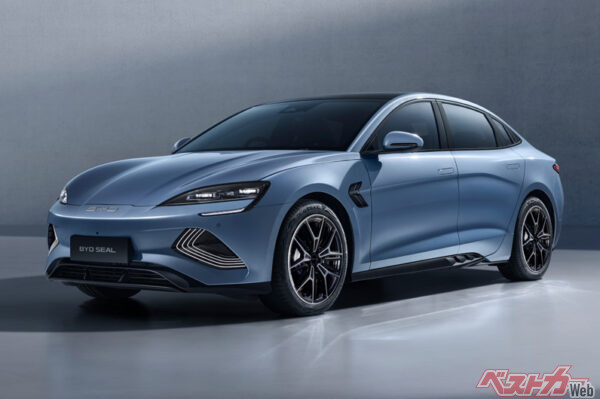 アップデートが発表されたシール。「2024-2025 日本カー・オブ・ザ・イヤー」では注目の10台に入った