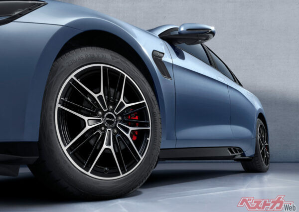 新しくなったホイールとチラ見えするスポーティーな赤ブレーキキャリパー