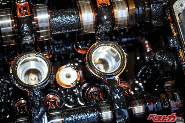 エンジンオイルに負担がかかる過酷な使用条件では、推奨交換頻度は増える。オイル交換を怠るとエンジン内部にスラッジ（汚れの固まり）が溜まり、エンジン性能の低下や、最悪の場合故障にもつながる（jozefklopacka＠Adobe Stock）