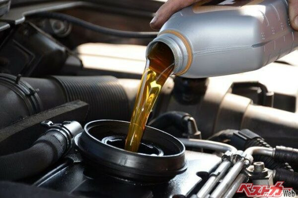 メーカー推奨のエンジンオイル交換サイクルを守ったほうがいいの？　1年以上交換をしないとどうなる？　減ったらつぎ足してもいい？