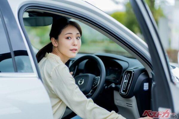 「腰が痛くない運転姿勢」を身につければ、長距離ドライブもぐっと快適になる。体の声を聞きながら無理のないドライブを心がけよう（PHOTO：Adobe Stock_ ponta1414）