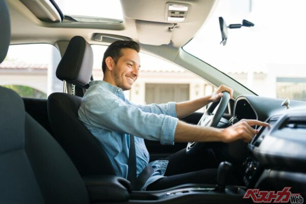 子どもや友人を運転させる際にはコンビニ保険を利用すれば安く済ませられる可能性がある（AntonioDiaz@Adobe Stock）