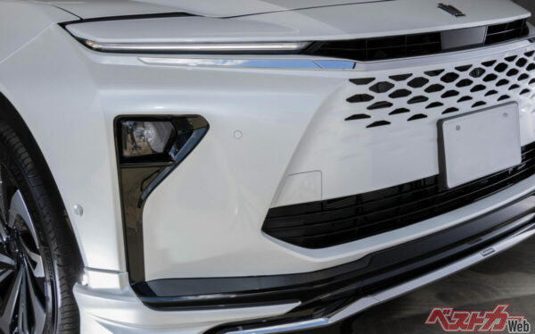 グリルからヘッドライトをメッキで加飾。地味かと思いきや実物はかなり目立つ