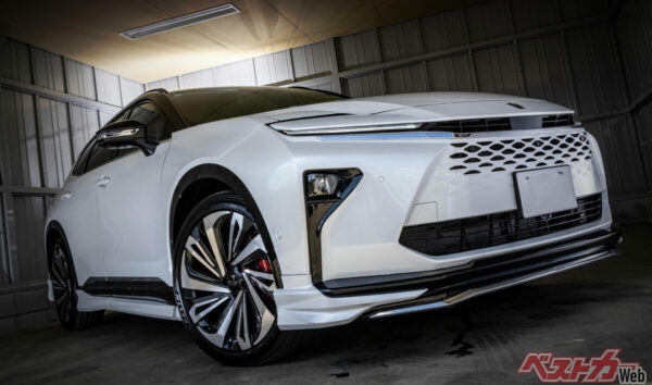 どうですかこの堂々としたクラウンエステートは!! メッキの使い方がお上品なのはさすが