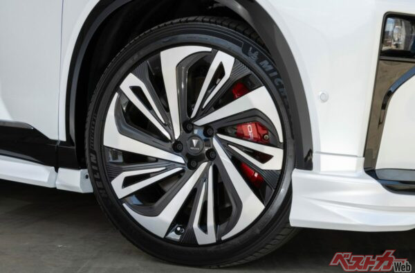 クラウンエステートのPHEV仕様RSのみ赤のブレーキキャリパーが標準なのだが、スポークの間から時折覗く姿が良すぎる