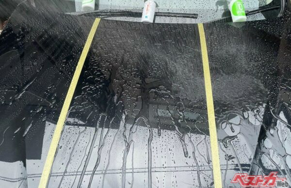 右から親水タイプのシュアラスター「ゼロウォーター」、疎水タイプのCCIの「スマートミストネオ疎水タイプ」、その中間にあたる撥水タイプのシュアラスター「ゼロドロップ）。撥水タイプは水玉がコロコロと落ちていく