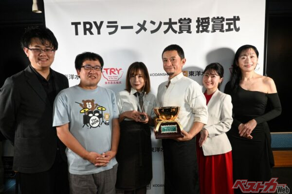TRYラーメン大賞授賞式の様子、中央のお2人(右3、左3)が女将・倫子さんと「らーめん かねかつ」店主大友 勝さん