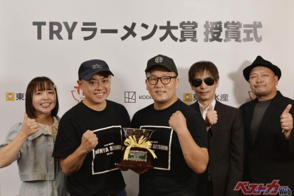 審査員の星野能宏氏（1番右）といけ麺氏（中央右2）。特別ゲストとしてラーメンYouTuberのまーみん（1番左）も授賞式に。「麺や 晴心」右腕・渋谷恭平さん（中央左2）、店主・髙野将弘さん（中央）