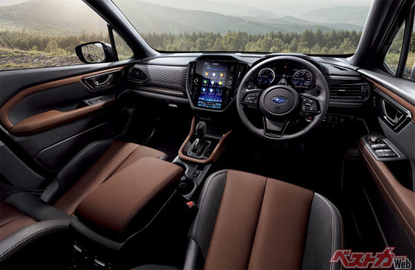 インテリアイメージ Premium S:HEV EX 本革シート（ナッパレザー/ウルトラスエード®）［ブラウン/ブラック（ブラウン&シルバーステッチ）］、本革巻シフトレバー（ピアノブラック加飾）、ハーマンカードンサウンドシステム、アクセサリーコンセント（AC100V/1500W）はメーカー装着オプション（写真はイメージ・2025年4月 フルモデルチェンジ発表時の公式画像より）