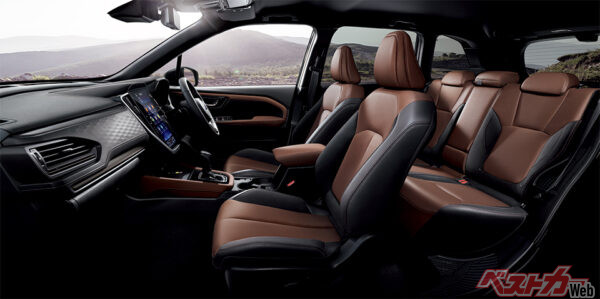 インテリアイメージ Premium S:HEV EX 本革シート（ナッパレザー/ウルトラスエード®）［ブラウン/ブラック（ブラウン&シルバーステッチ）］、本革巻シフトレバー（ピアノブラック加飾）、ハーマンカードンサウンドシステム、アクセサリーコンセント（AC100V/1500W）はメーカー装着オプション（写真はイメージ・2025年4月 フルモデルチェンジ発表時の公式画像より）