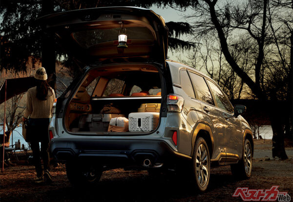 Premium S:HEV EX クリスタルブラック・シリカ/リバーロック・パール（88,000円高・消費税10%込）　本革シート（ナッパレザー/ウルトラスエード®）［ブラウン/ブラック（ブラウン&シルバーステッチ）］、本革巻シフトレバー（ピアノブラック加飾）、ハーマンカードンサウンドシステム、<br>アクセサリーコンセント（AC100V/1500W）はメーカー装着オプション　ユーティリティフック（リヤゲート用）、カーゴトレーマットはディーラー装着オプション（2025年4月 フルモデルチェンジ発表時の公式画像より）