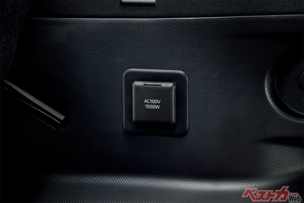 アクセサリーコンセント（AC100V/1500W）閉状態（2025年4月 フルモデルチェンジ発表時の公式画像より）