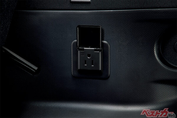 アクセサリーコンセント（AC100V/1500W）開状態（2025年4月 フルモデルチェンジ発表時の公式画像より）